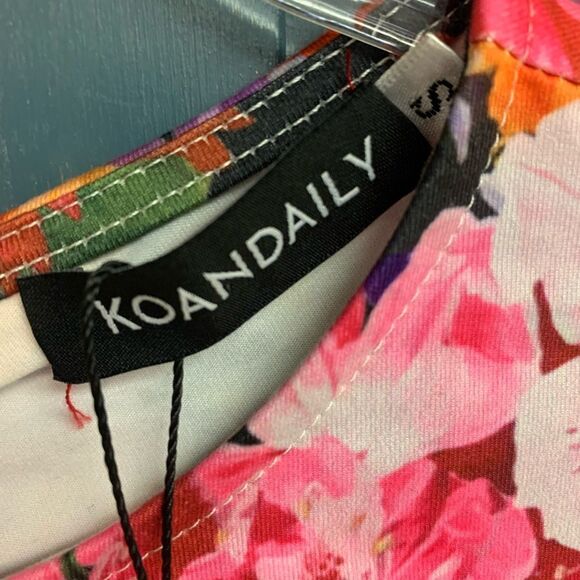 NWT! Beautiful Floral Dress - Picture 3 of 9